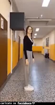 Petto infuori, pancia dentro, culo indietro