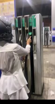 Ragazza ritardata alla pompa di benzina