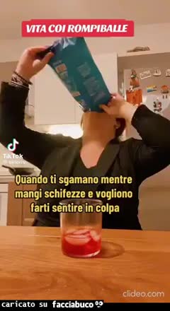 Vita coi rompiballe quando ti sgamano mentre mangi schifezze e vogliono farti sentire in colpa