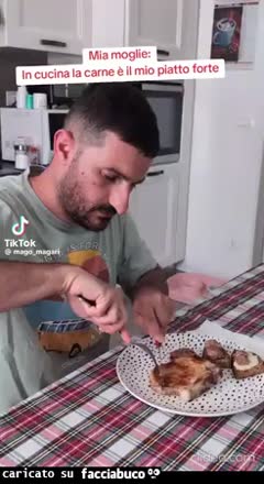 Mia moglie in cucina la carne è il mio piatto forte masticare
