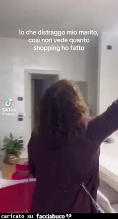Io che distraggo mio marito così non vede quanto shopping ho fatto