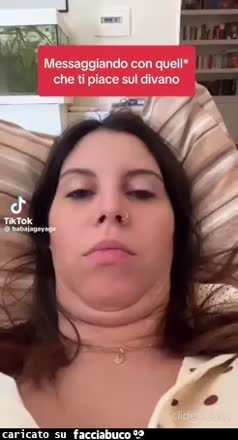 Massaggiando con quello che ti piace sul divano doppiomento pose tattiche foto