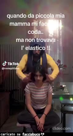 Quando da piccola mia mamma mi faceva la coda ma non trovava l'elastico