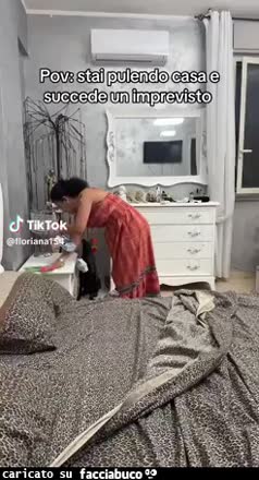 Stai pulendo casa e succede un imprevisto donna rifare letto