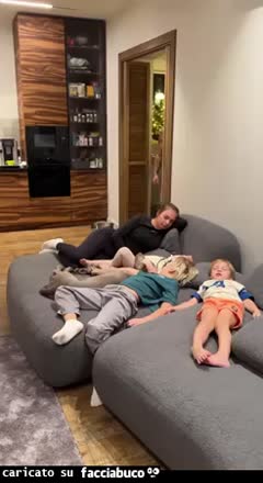 Marito porta moglie nel lettone e i bambini li seguono