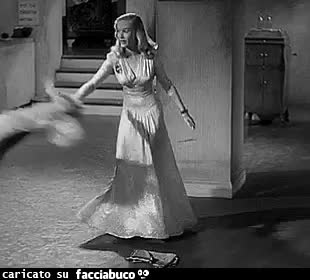 Ed un grazioso inchino. Veronica Lake performs a magic trick in This Gun for Hire (1942) dir. Frank Tuttle