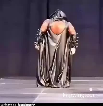 Facciabuchino quando si presenta in tutta semplicità ad una Nuova Adepta (apparentemente donna)